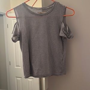 Black and white crop top. Cute sleeves on the sides.